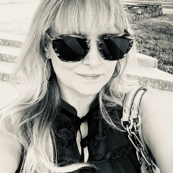 Meet your Posher, Tracy - Picture 1 of 1